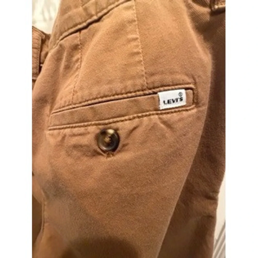 Levis Premium Mens Pleated Chino Pants Brown Size 30 Classic Fit A4692-0000